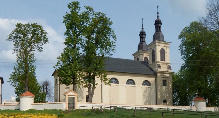 Kościół w Suserzu jest sanktuarium diecezjalnym. Do świątyni po uzdrowienie