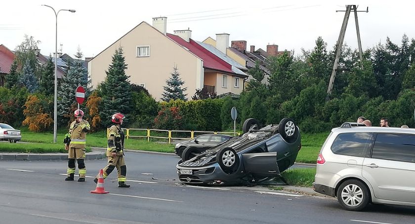 Opel dachował na ul. Wyszogrodzkiej. Utrudnienia na wyjeździe z Płocka