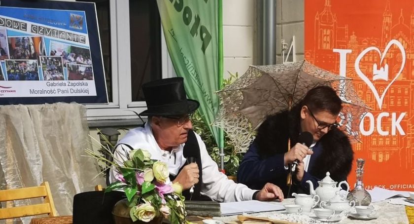 Wspólne czytanie na głos i na głosy w Książnicy Płockiej