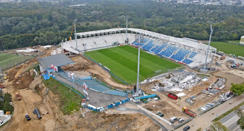 Tak teraz wygląda nowy stadion Wisły Płock. Stare budynki odchodzą do przeszłości [WIDEO Z DRONA]