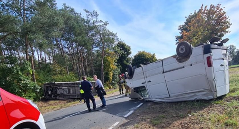 Jeden bus dachował, drugi leży w rowie. Wahadło w Potrzebnej gm. Gąbin 