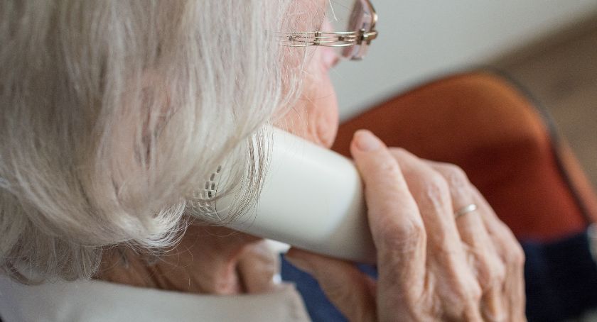 Uwaga na fałszywe telefony z czternastkami! Emeryci znów na celowniku oszustów