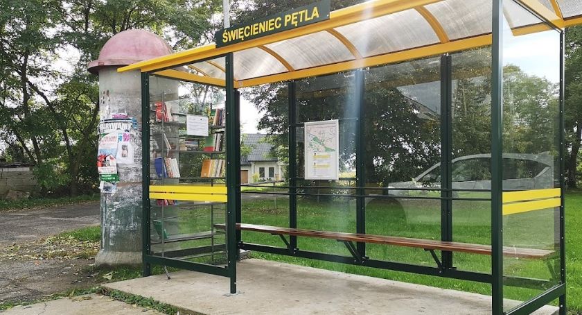Półka czytelnicza w nietypowym miejscu. Niecodzienna w Święcieńcu
