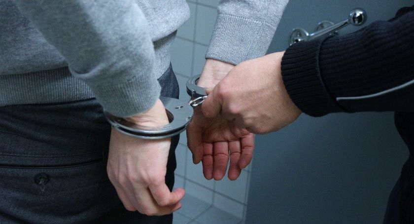Domowi kaci w kajdankach. Nawet gdy przyjechali policjanci, 31-latek był dalej agresywny  