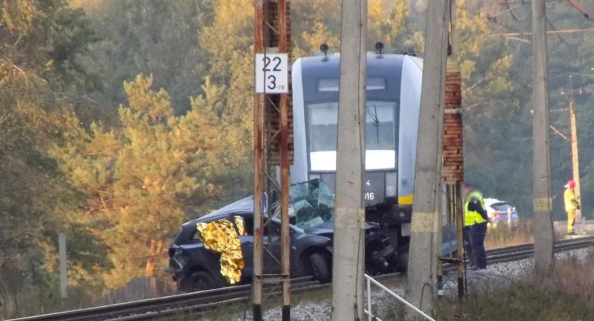 Osobówka zderzyła się z szynobusem. Zginął 61-letni kierowca