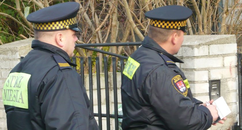 Chciał przestawić samochód, skończył z kajdankami na rękach 