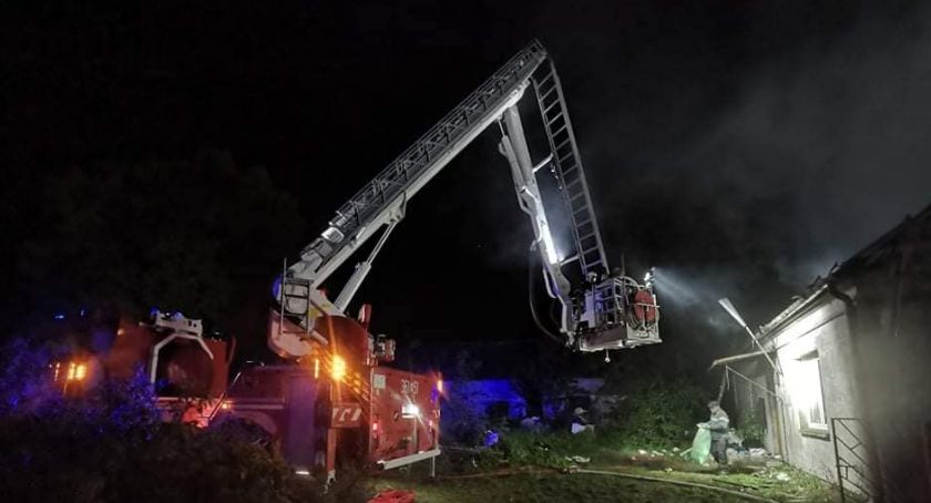 Pożar domu w Karwosiekach. Strażacy 5 godzin walczyli z żywiołem 