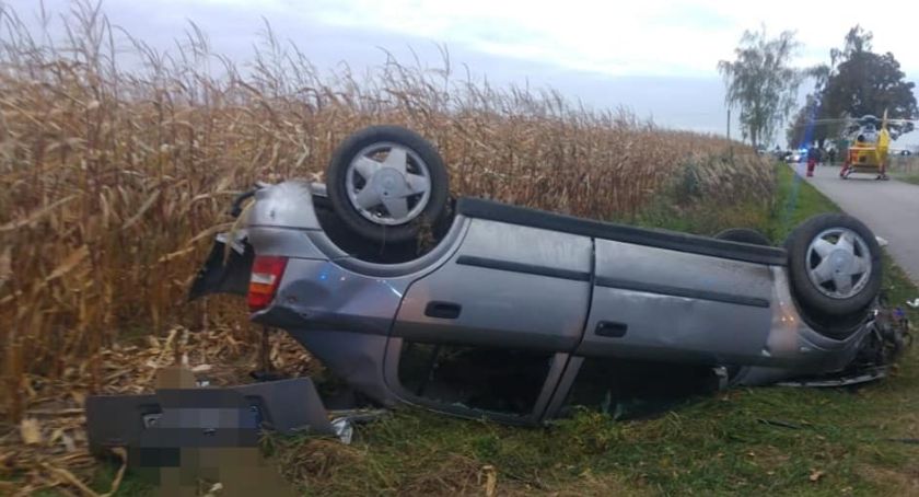 Opel dachował w Topólnie. Utrudnienia na trasie co najmniej do godz. 20