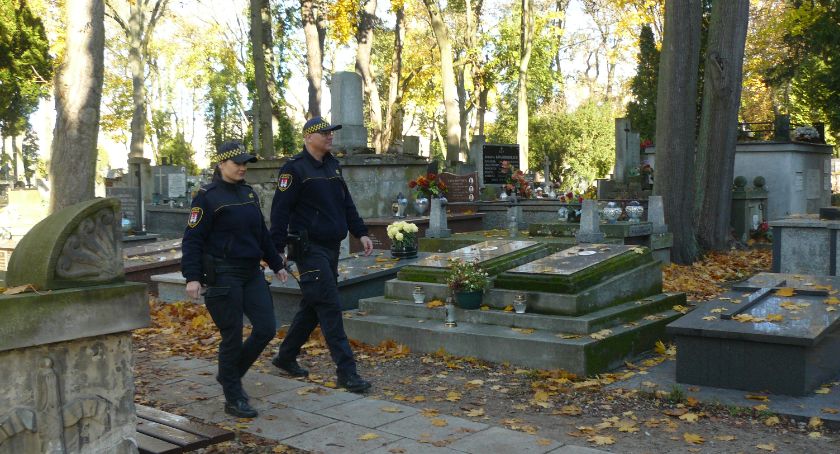 Patrole Straży Miejskiej na płockich cmentarzach. Będą częściej wywożone śmieci i będzie mniej kradzieży