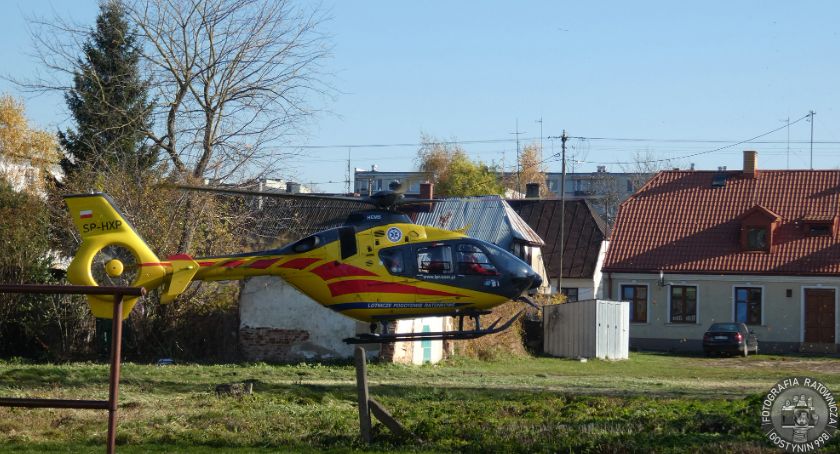 Śmigłowiec LPR i wozy strażackie na ul. Parkowej