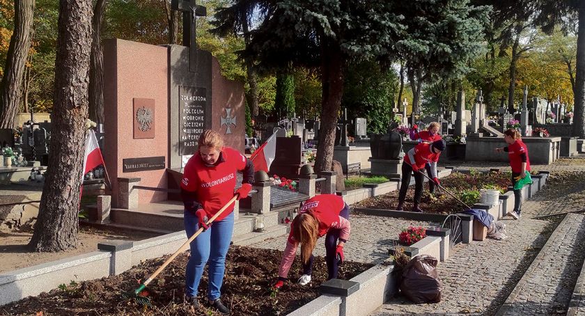 Pracownicy ORLEN-u odnowili groby  i miejsca pamięci polskich bohaterów w Płocku i w Warszawie