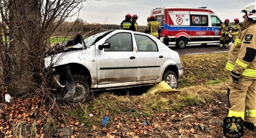 Samochód osobowy uderzył w drzewo. Wypadek w Radotkach