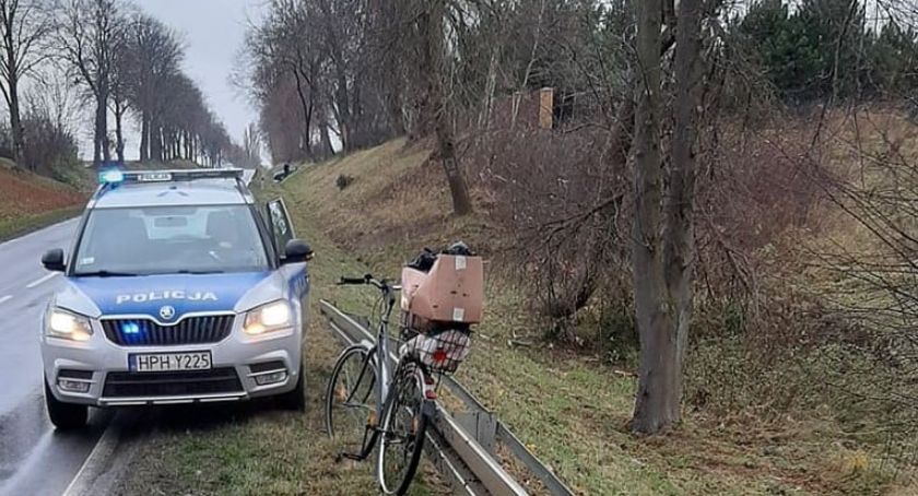 Strażacy uwolnili... rower. Na czas akcji na DW 559 wprowadzono... ruch wahadłowy 