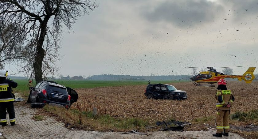 Siła uderzenia wyrzuciła jeepa na środek pola. Wypadek w miejscowości Gołas