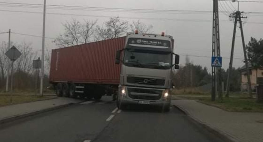 Czytelnicy Tygodnika Płockiego alarmują: ciężarówki rozjeżdżają Radziwie