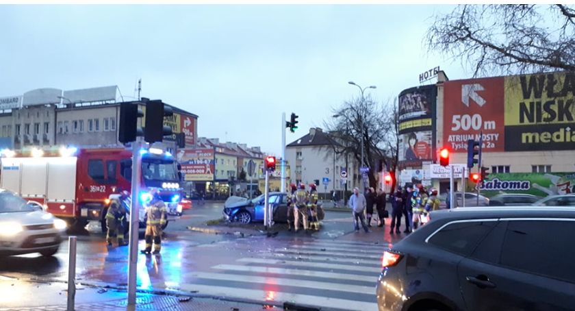 Wypadek w Al. Jachowicza. Uważajcie na drogach, bo kiepskie warunki! 