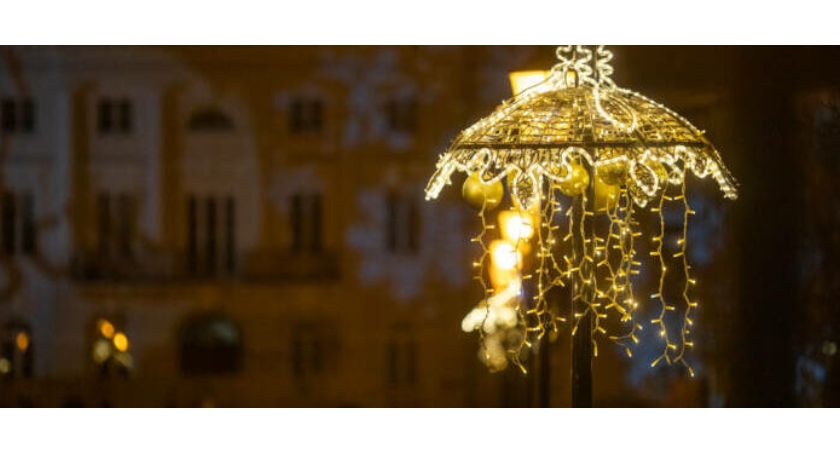 Już widać świąteczne iluminacje na płockich ulicach. Jakie atrakcje przygotowało miasto?