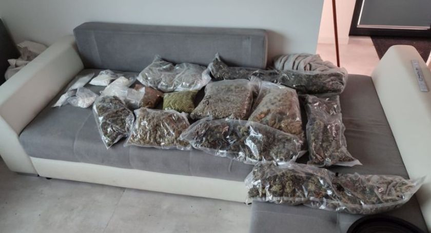 Policjanci znaleźli 20 kg narkotyków - marihuana, amfetamina, kokaina. Akcja w Woli Łąckiej 