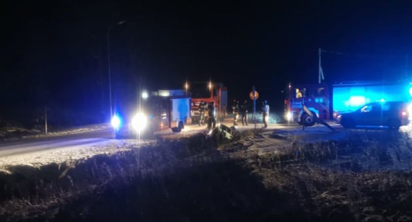 Ślisko na drogach. Samochody w rowach