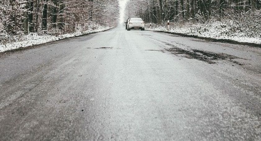 Nadal może być niebezpiecznie na drogach. Jest ostrzeżenie
