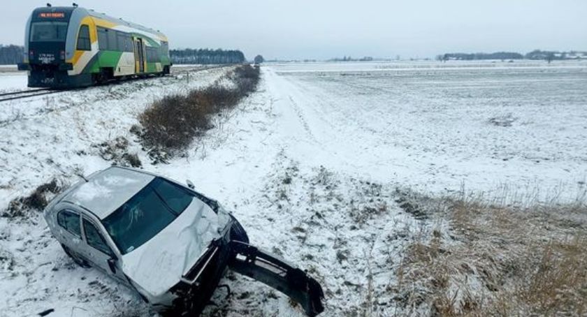 Skoda zderzyła się z szynobusem. 40-latki nie zatrzymał znak STOP