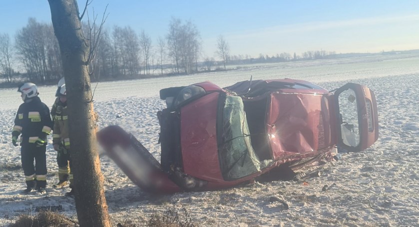 Dachowanie w Brzechowie. Uważajcie na drogach