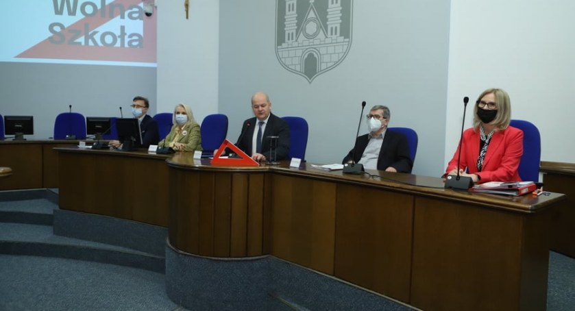 Płocki samorząd apeluje o wycofanie się ze zmian w prawie oświatowym: „To upolitycznianie szkół”