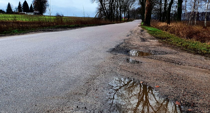 Transport ciężki niszczy drogi w powiecie płockim. Starosta i wójtowie reagują