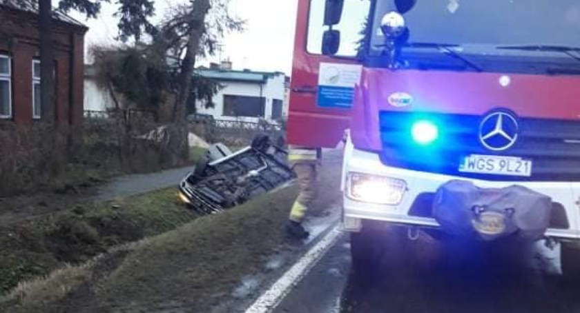 Samochód w rowie. Pomogli strażacy z Sannik