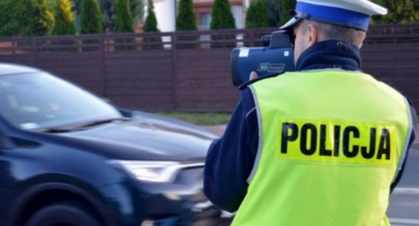 Jechał seatem 120 km/h ul. Wyszogrodzką. Szybko też dużo stracił 