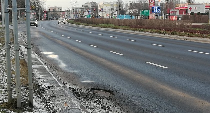 Dziury atakują! Niebepiecznie w Al. Piłsudskiego. A gdzie jeszcze?  