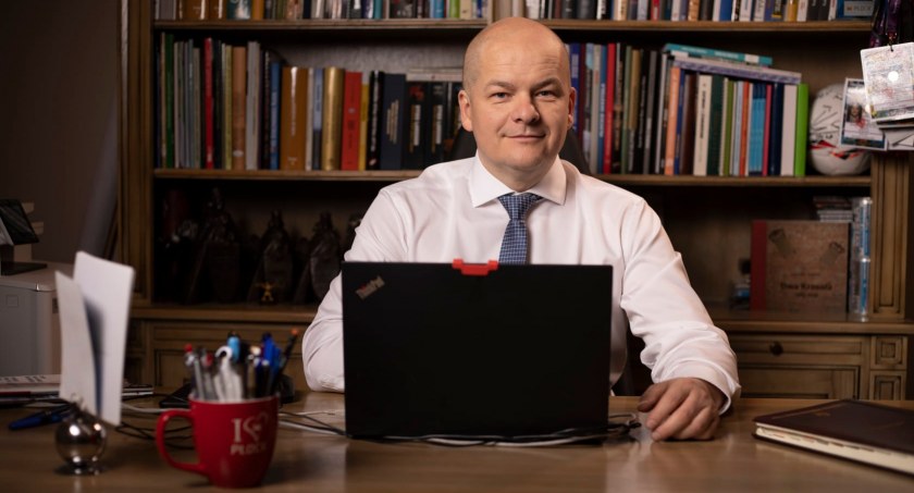 Prezydent Płocka apeluje: dbajcie o siebie. Ma koronawirusa, ale pracuje zdalnie
