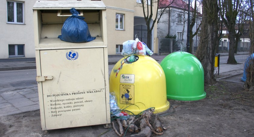 Nie odnośmy używanych ubrań do noclegowni.Lepiej wrzucić do kontenera?
