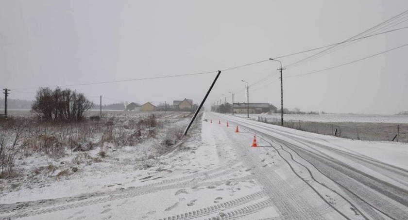 Zerwany dach w Kobylnikach, pochylony słup energetyczny w Zawidzu. Strażacy wciąż wzywani do zniszczeń po wichurze