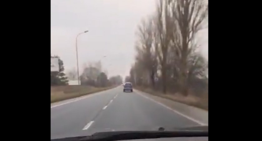 Kto da mandat policjantom? Pyta czytelnik i przesyła film ze zbyt szybkim radiowozem 