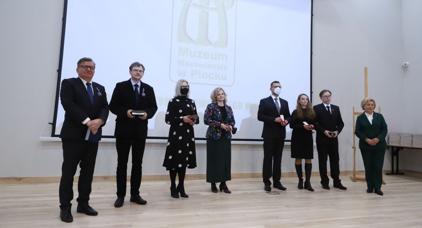 Album X wieków Płocka i plakieta na finał roku jubileuszowego MMP