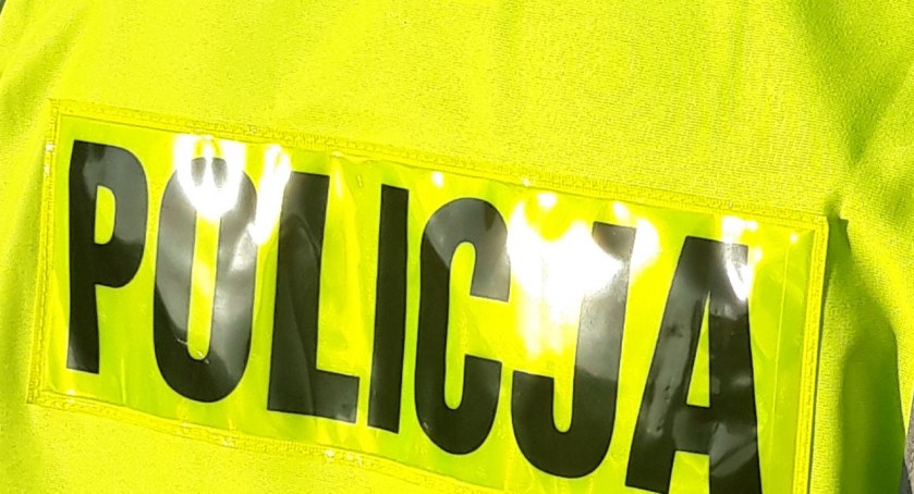 Zablokowana ul. Harcerska. Czołowe zderzenie mercedesa i skody. Dwóch kierowców w szpitalu!   