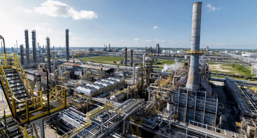Mniej związków siarki z kominów Orlenu