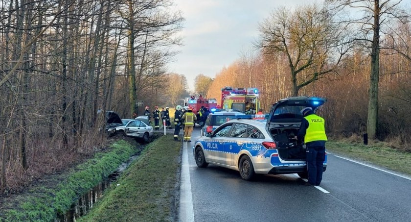19-latek stracił panowanie nad volvo. Poranny wypadek w miejscowości Dobrów 
