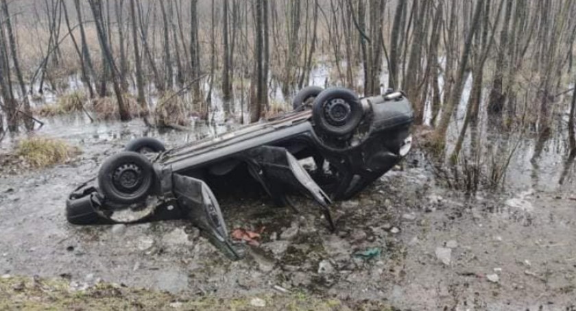 Dramatyczny wypadek w miejscowości Trzcianno. Kobietę ratowali kierowcy, strażacy i medycy