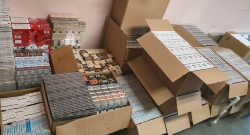 Nalot na garaż na Podolszycach. 41-latek wpadł z nielegalnymi papierosami