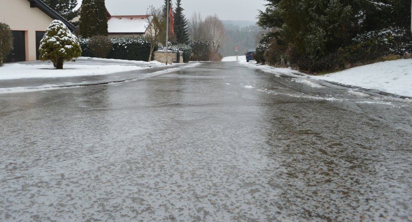 W nocy może być ślisko. Jest ostrzeżenie