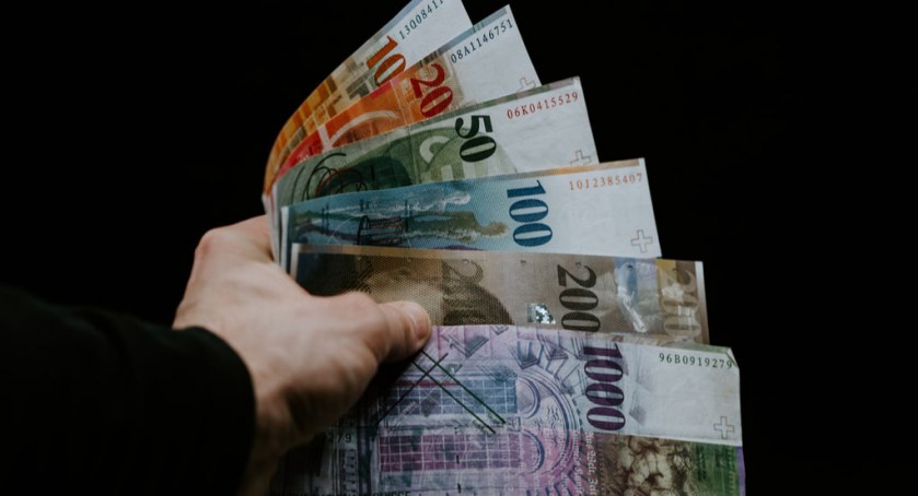 W jaki sposób można oszczędzać w obcych walutach?