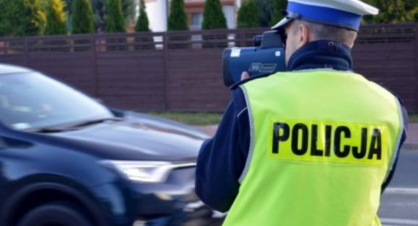 Za przejazd przez Kozienice dostał 2 tys. zł mandatu. Może spieszył się na Walentynki? 