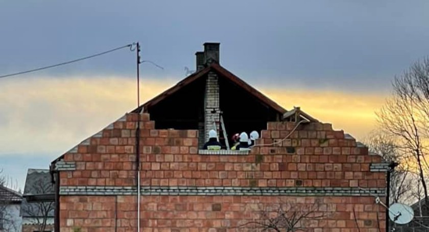 Wiało tak, że dachy zrywało...  Pierwsze doniesienia strażaków o nocnych akcjach po przejściu wichury. Niestety, szykujcie siena kolejne! 