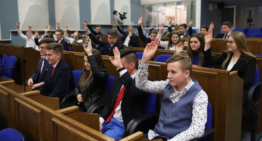 Młodzież nie chce zmian w prawie oświatowym. Będzie prezydenckie weto?