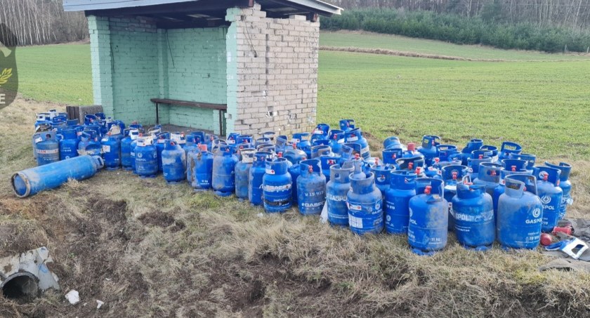 100 butli z gazem spadło z samochodu na drogę. W powietrzu wszyscy czuli gaz! Niebezpieczna akcja na trasie Płock -Słubice 