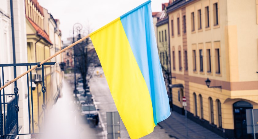 Płock solidarny z Ukrainą. Flaga wschodniego sąsiada Polski na ratuszu
