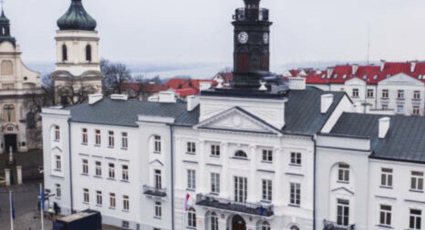 Rozpoczęła się sesja Rady Miasta. Będzie mowa o zadłużeniu i S10