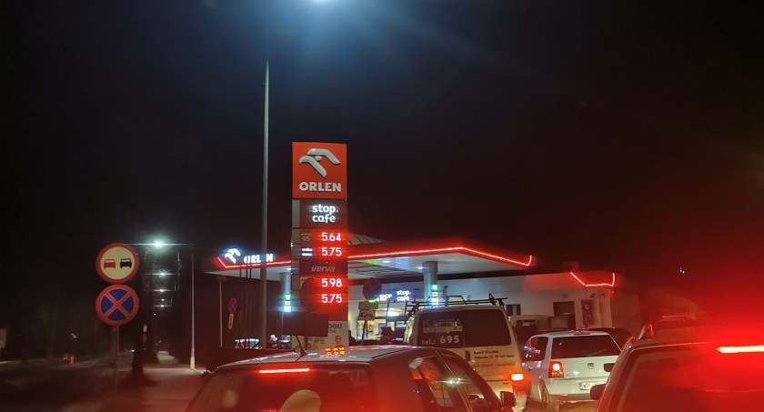Płocka inwazja na stacje benzynowe. Długie kolejki i nerwowa atmosfera 